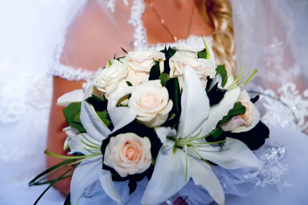 Sposa tenendo bouquet da sposa da vicino — Foto Stock