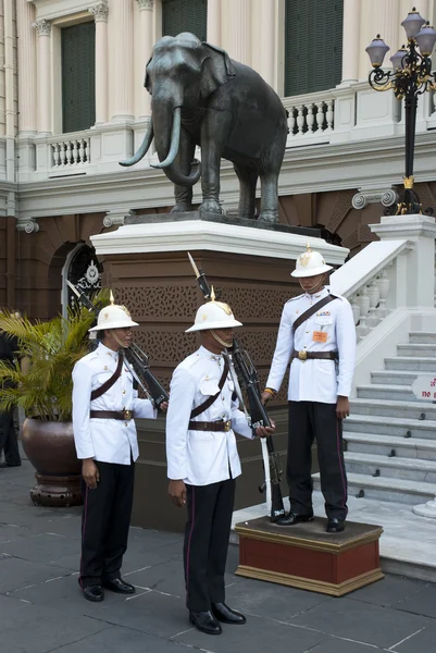 Королівські охоронці готелю Grand Palace — стокове фото