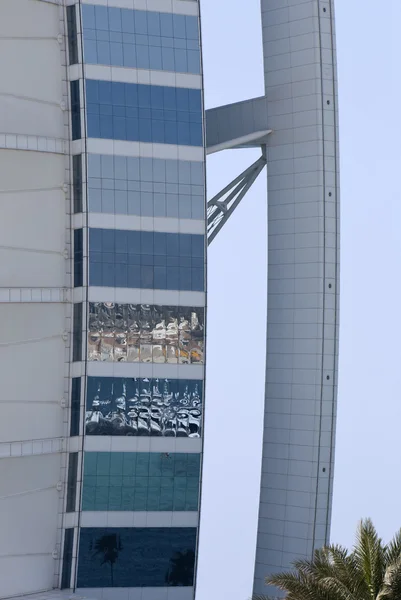 Refleksje na temat burj al arab hotel — Zdjęcie stockowe