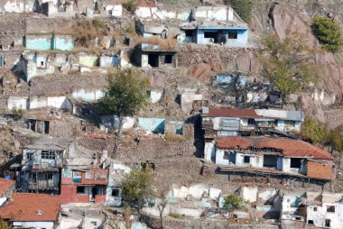 terk edilmiş evleri