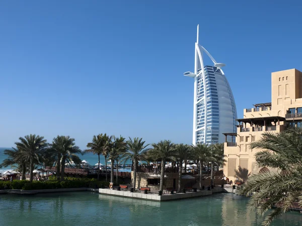 Weergave van Burj Al Arab met Mina a'Salam Hotel (1) — Stockfoto