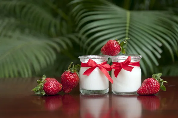 신선한 딸기 요구르트 — 스톡 사진