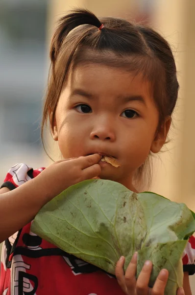 Little girl with the role of cabbage — Stock Photo, Image