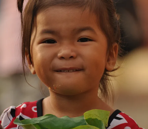 Glad liten flicka utomhus — Stockfoto