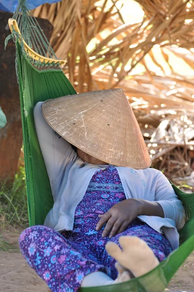眠っている女性 (ベトナム語) — ストック写真