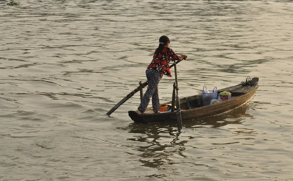 Vrouw op de boot, mekong, vietnam — Stockfoto