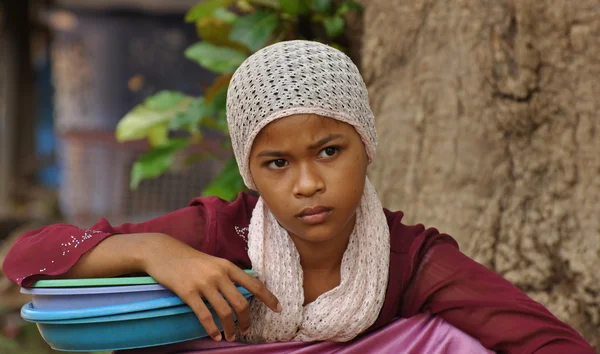 Moslim meisje met een serieuze blik — Stockfoto