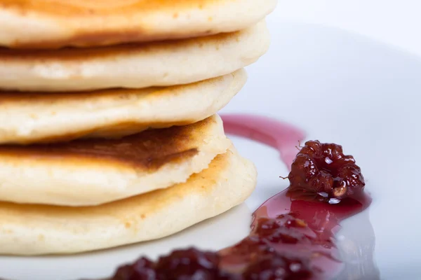 Ahududu reçeli ile Pancakes — Stok fotoğraf
