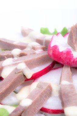 Dana dil ile taze salata