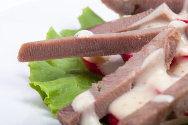 Dana dil ile taze salata