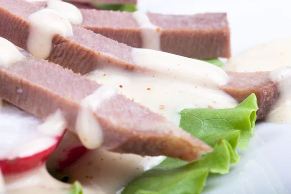 Salada fresca com língua de vitela — Fotografia de Stock