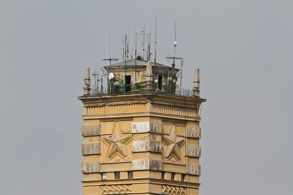 Antennes sur un toit de bâtiment — Photo