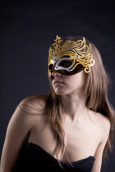 Женщины в золотой маске — стоковое фото
