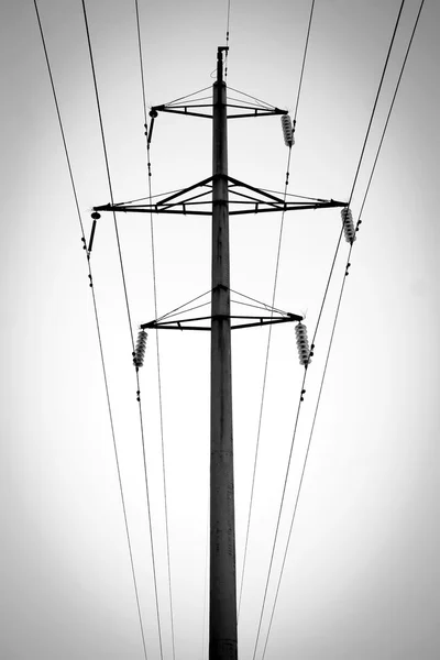Coluna com fios elétricos — Fotografia de Stock