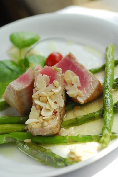 Grilled tuna with asparagus — Stock Photo, Image