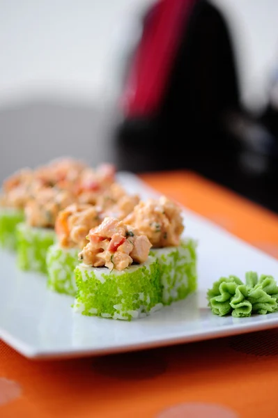 Japanisches Sushi mit Wasabi auf dem Teller — Stockfoto