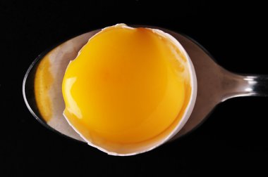 kaşık üzerine yumurta sarısı
