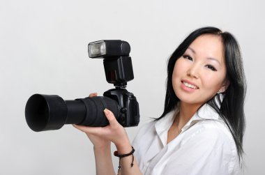 Asyalı kadın ile onun elinde fotoğraf makinesi
