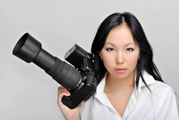 Mujer asiática con cámara fotográfica en la mano — Foto de Stock