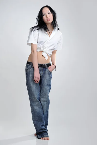 Aziatisch meisje op wit — Stockfoto