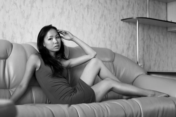Üzgün Asyalı kadın kanepe — Stok fotoğraf