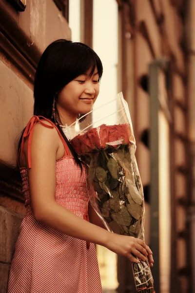 Chica con ramo de flores — Foto de Stock
