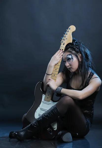 Donna rock con chitarra — Foto Stock