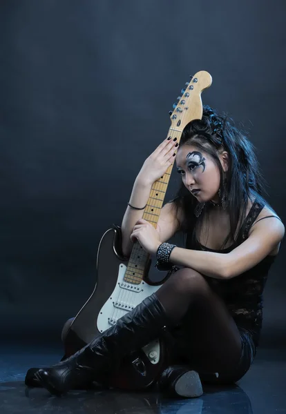 Femme rock avec guitare — Photo