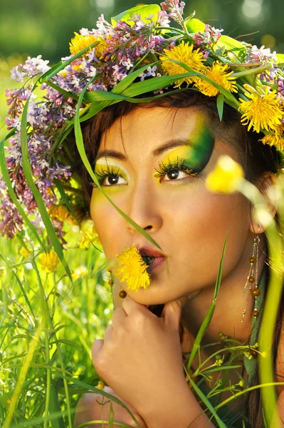 Asiatische Frau in der Natur mit Chaplet — Stockfoto