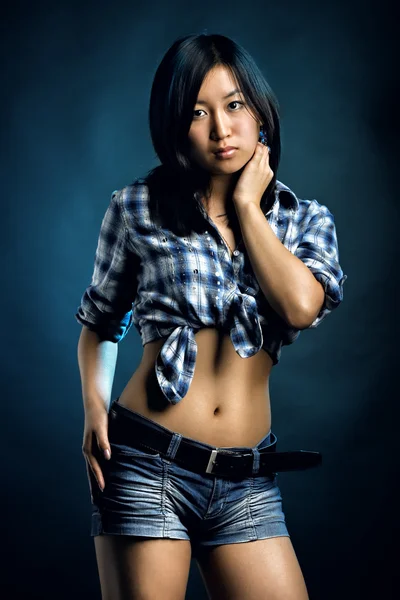 Asiatische Frau im Hemd — Stockfoto