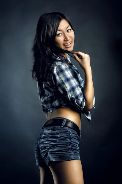 Asiatisk kvinna i skjorta — Stockfoto