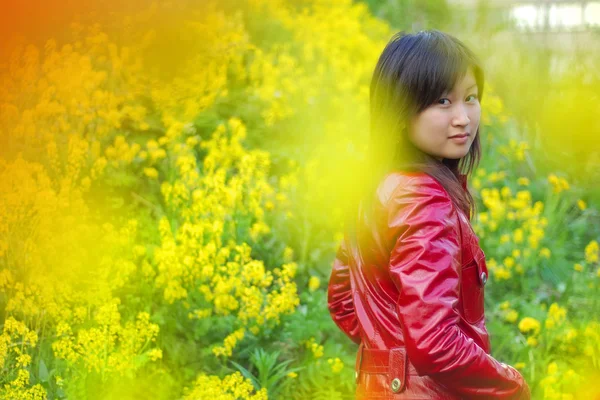 Bella ragazza asiatica in rosso all'aperto — Foto Stock