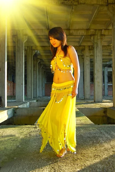 Χορεύοντας στην ινδική φόρεμα το όμορφο κορίτσι — Φωτογραφία Αρχείου
