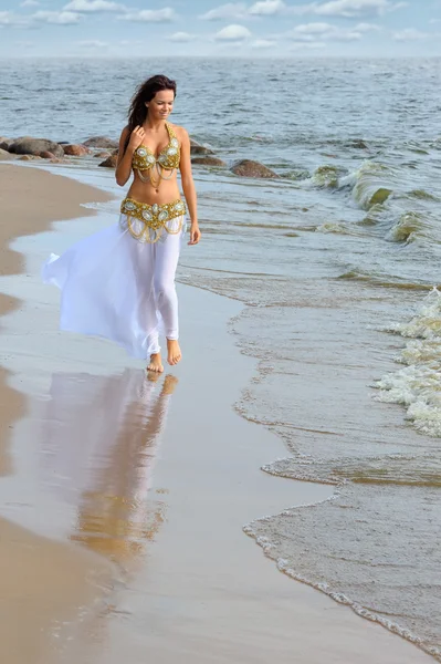 Vacker ung flicka gå på stranden — Stockfoto