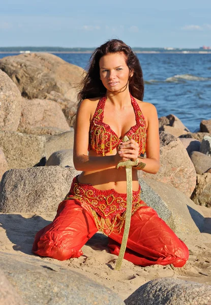 Frau im roten Indianerkleid mit Säbel — Stockfoto