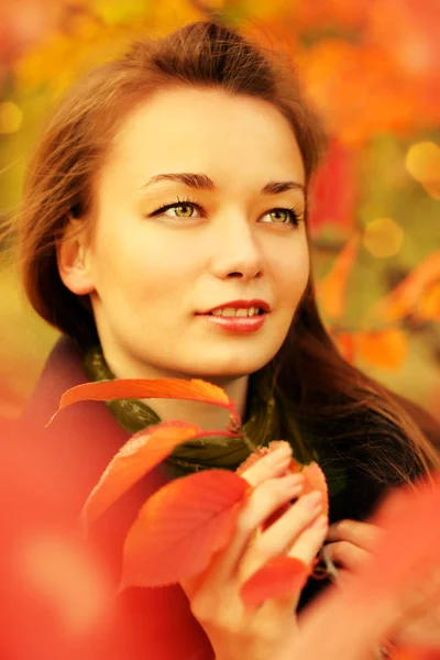 Nainen syksyllä — kuvapankkivalokuva