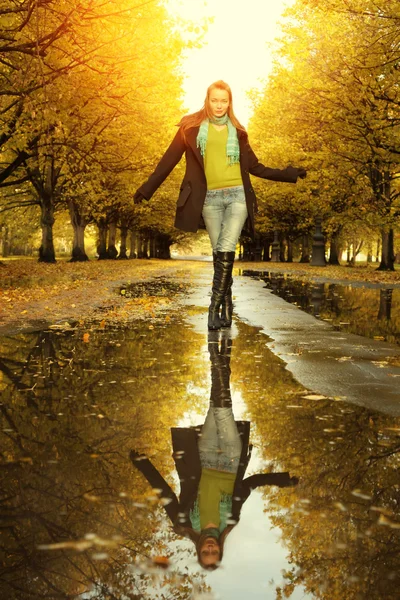 Kadın yürüyen sonbahar — Stok fotoğraf