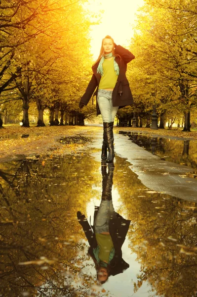Nainen syksyllä kävely — kuvapankkivalokuva