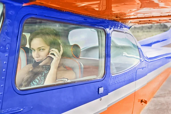 Mujer en la cabina del avión —  Fotos de Stock