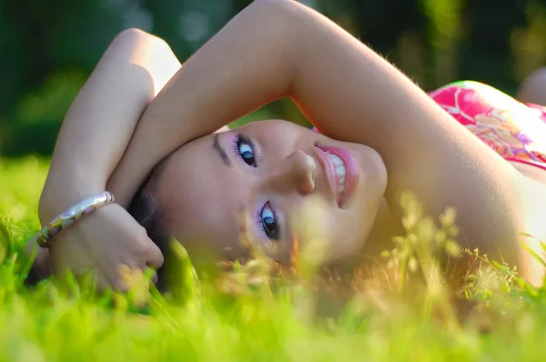Asian womanl in a field — Stock Photo, Image