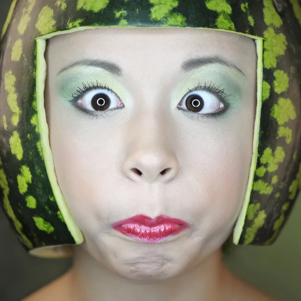 Rolig kvinna med vattenmelon som hjälm — Stockfoto