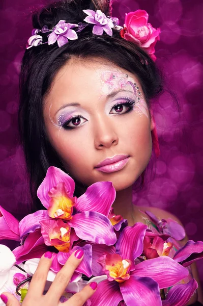 Close-up πορτρέτο της ασιατικό κορίτσι με λουλούδια — Φωτογραφία Αρχείου