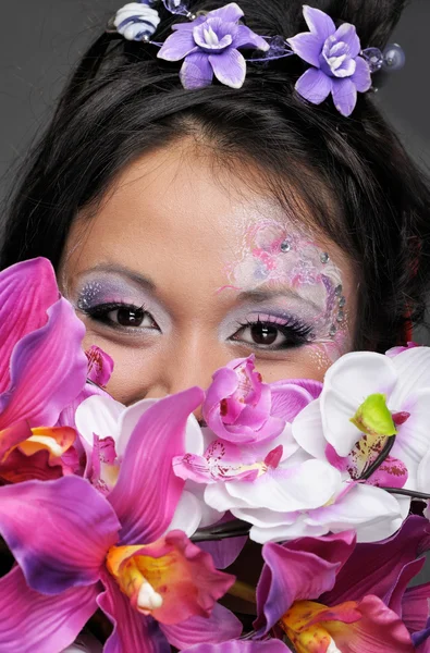 Retrato de menina de beleza asiática com flores — Fotografia de Stock