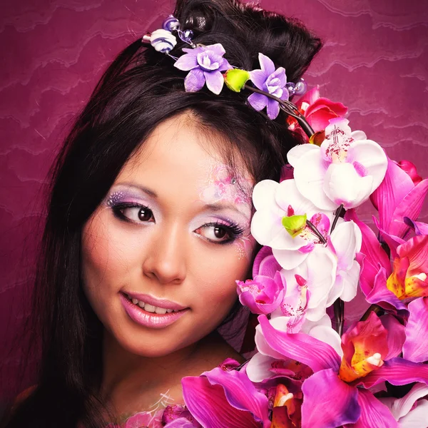 Крупный план портрета азиатской девушки с цветами — стоковое фото