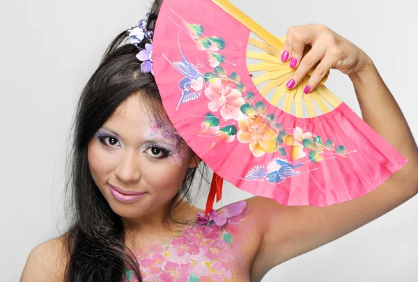 Femme asiatique avec ventilateur — Photo