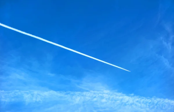 Jet of airplane in the blue sky — Stock Photo, Image