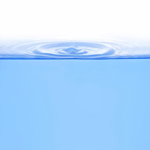 Ondas em forma de anel na água da gota isolada no branco — Fotografia de Stock