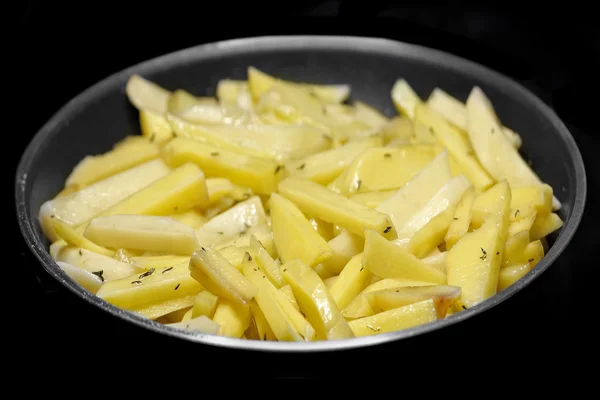 Картофель фри на сковородке — стоковое фото