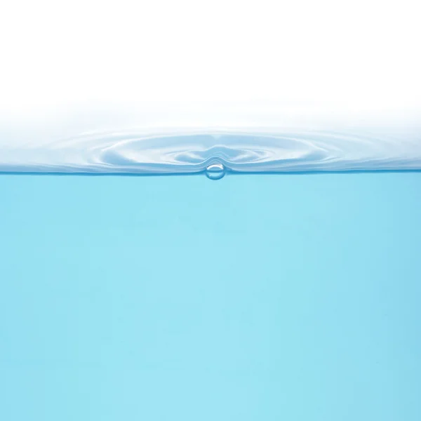 Кольца на воде изолированы — стоковое фото