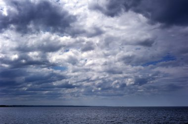 bulutlar deniz üzerinde